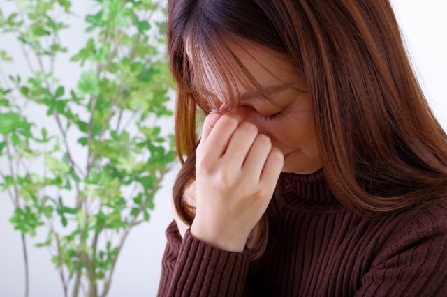 自律神経の乱れによるめまいでふらつく女性